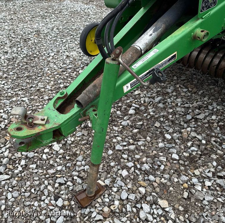 image for item ER1067 2004 John Deere 567 MegaWide round baler