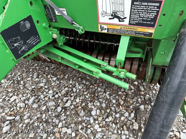 image for item ER1067 2004 John Deere 567 MegaWide round baler