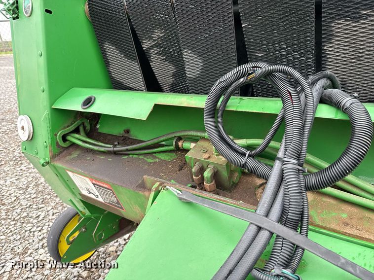image for item ER1067 2004 John Deere 567 MegaWide round baler