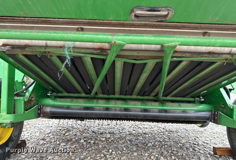 image for item ER1067 2004 John Deere 567 MegaWide round baler