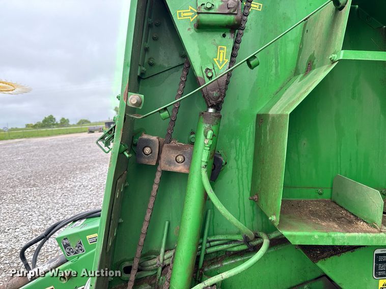 image for item ER1067 2004 John Deere 567 MegaWide round baler