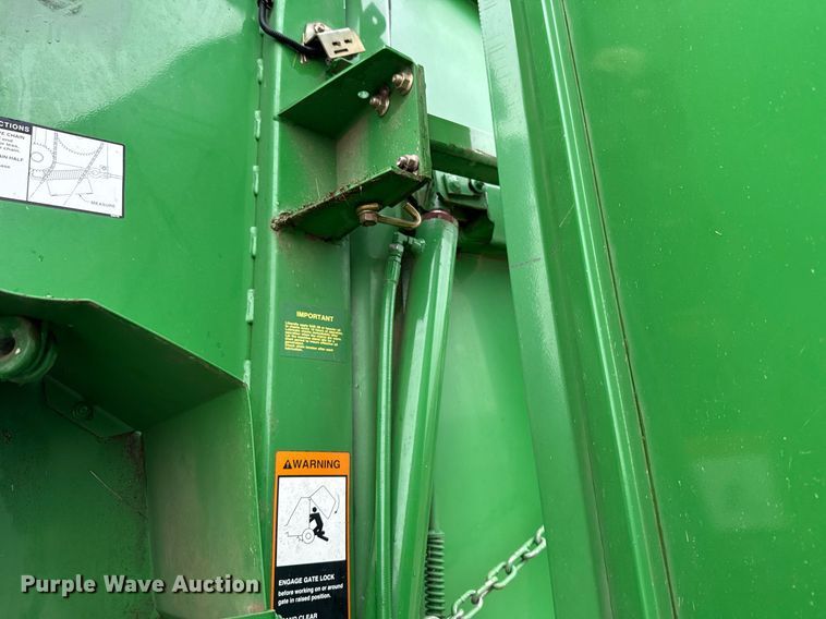 image for item ER1067 2004 John Deere 567 MegaWide round baler