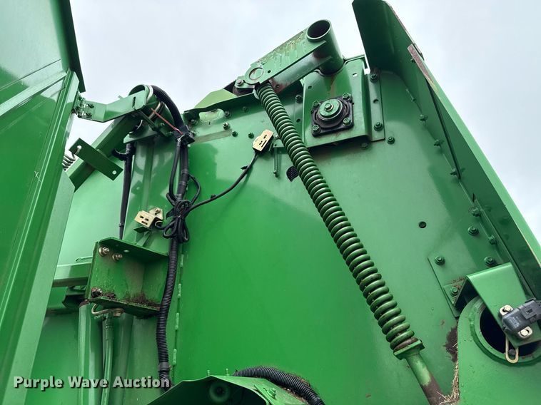 image for item ER1067 2004 John Deere 567 MegaWide round baler