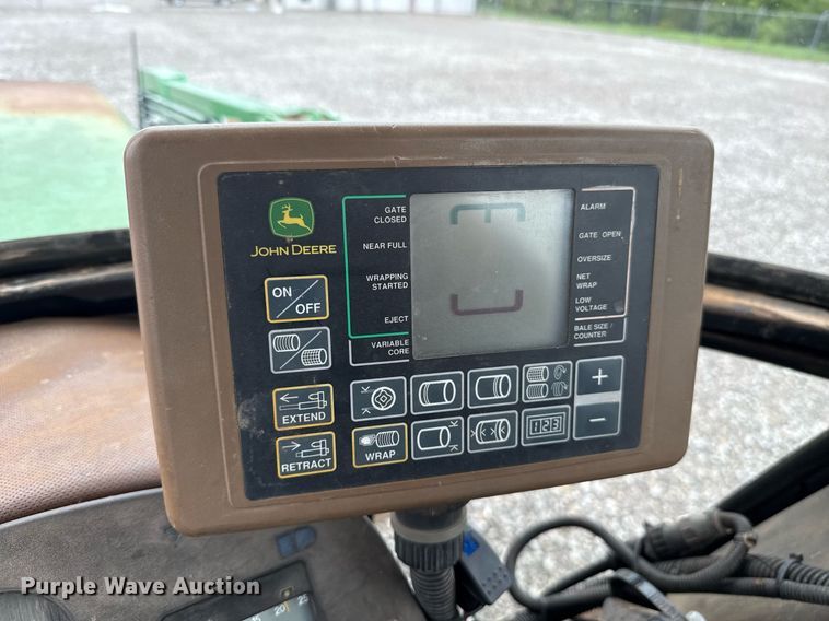 image for item ER1067 2004 John Deere 567 MegaWide round baler