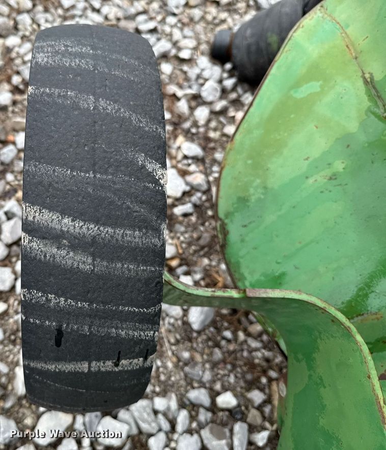 image for item ER1067 2004 John Deere 567 MegaWide round baler