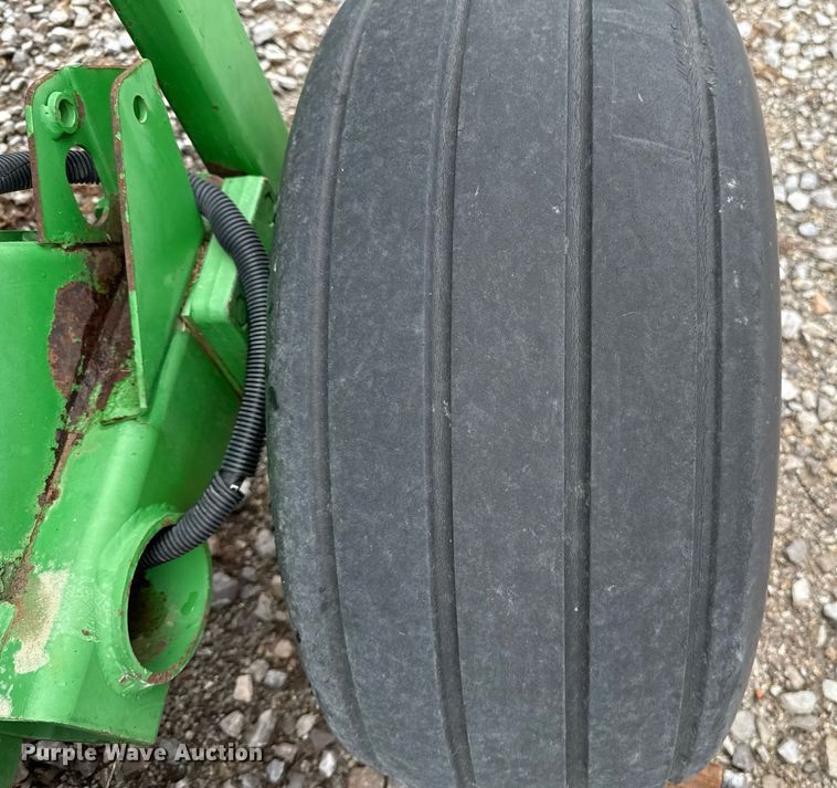 image for item ER1067 2004 John Deere 567 MegaWide round baler