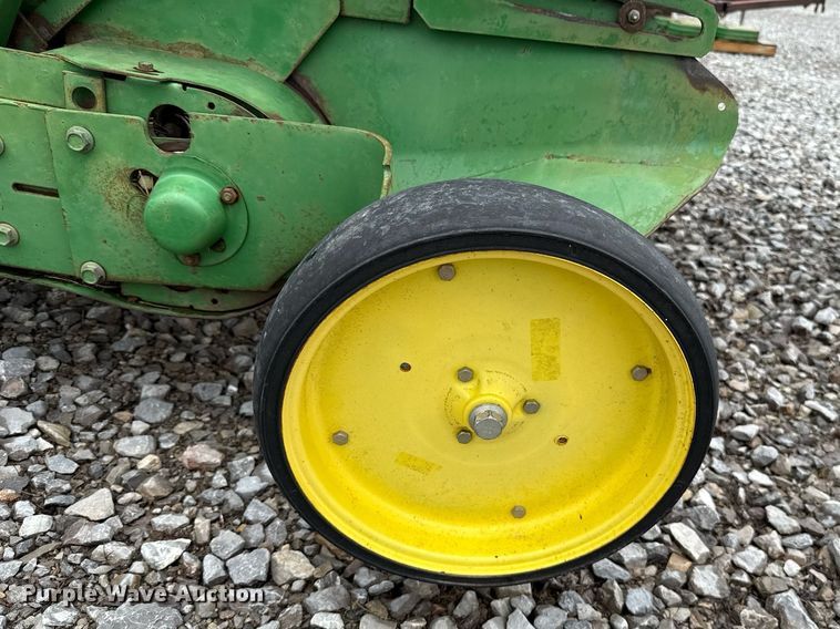 image for item ER1067 2004 John Deere 567 MegaWide round baler