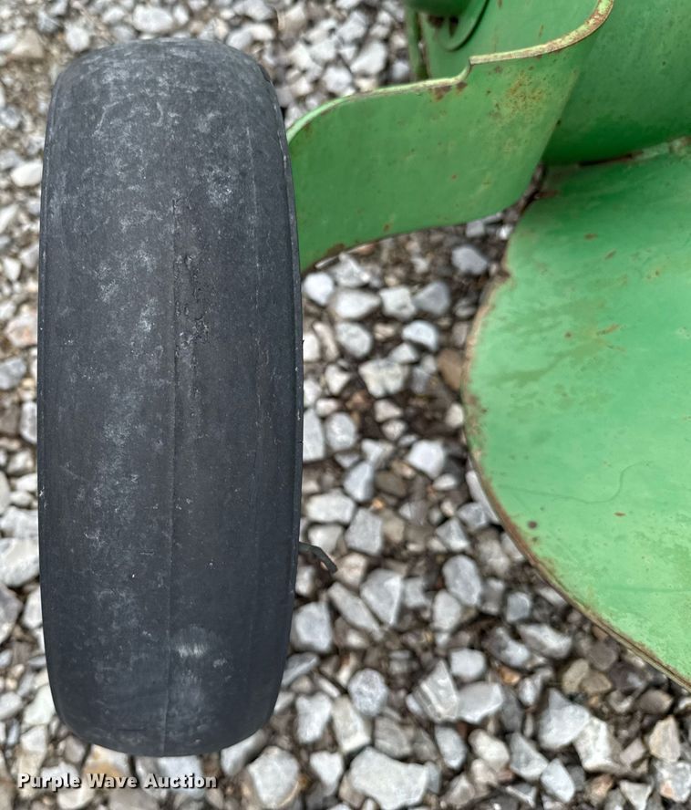 image for item ER1067 2004 John Deere 567 MegaWide round baler