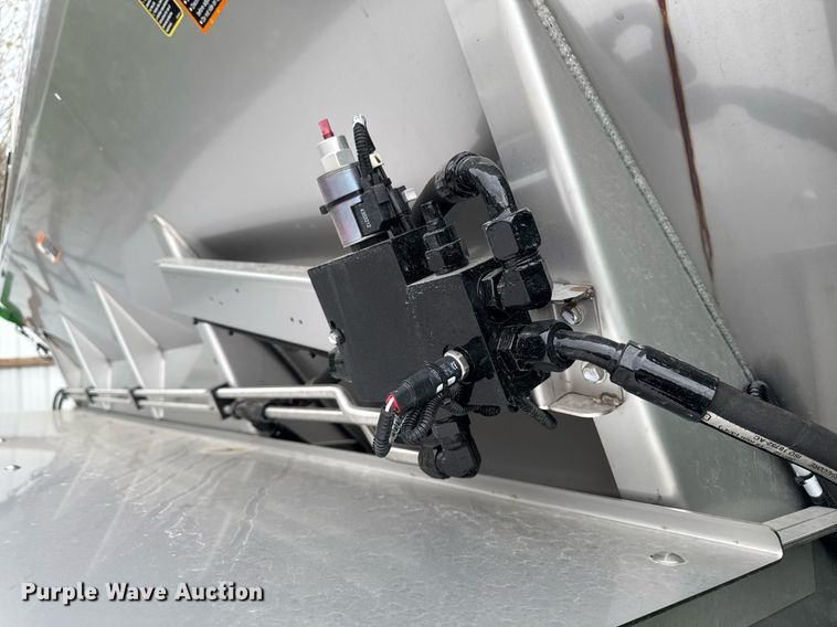 image for item YA0526 2025 John Deere 800R spreader