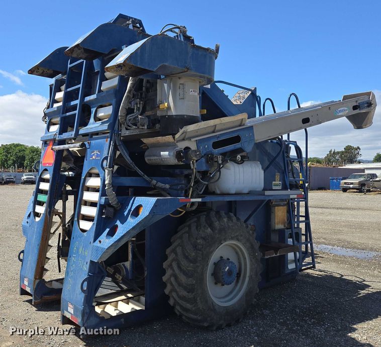 image for item YA0538 2006 Oxbo Korvan 3016 XL grape harvester