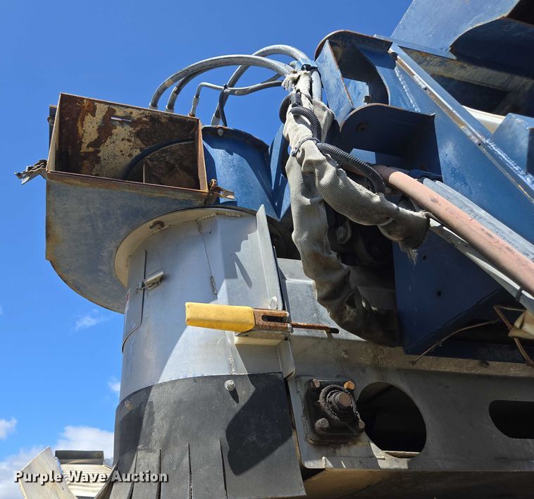 image for item YA0538 2006 Oxbo Korvan 3016 XL grape harvester