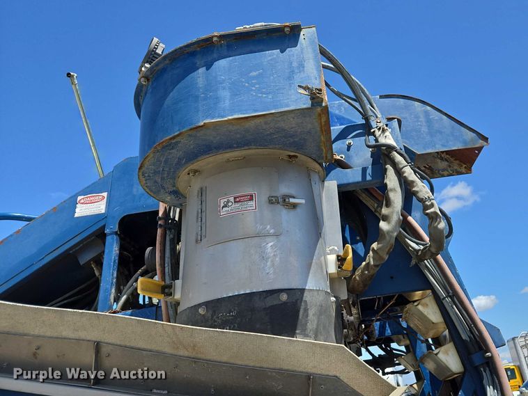 image for item YA0538 2006 Oxbo Korvan 3016 XL grape harvester