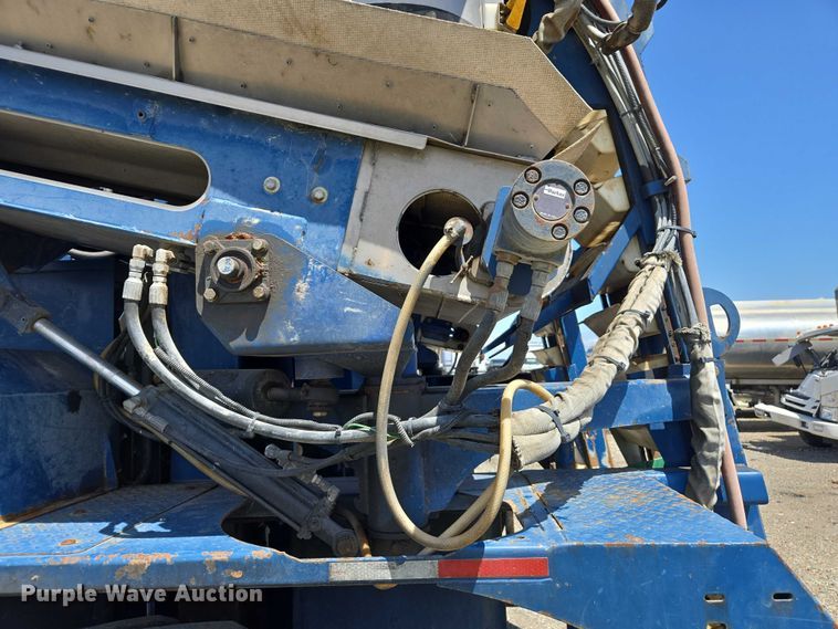 image for item YA0538 2006 Oxbo Korvan 3016 XL grape harvester