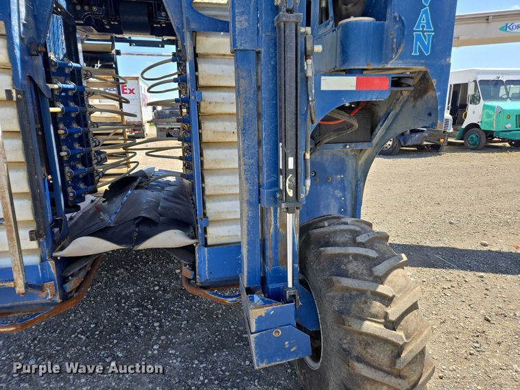 image for item YA0538 2006 Oxbo Korvan 3016 XL grape harvester