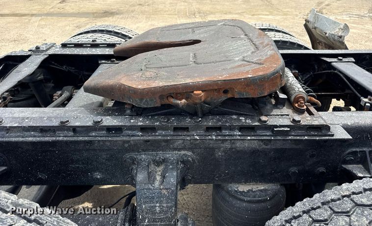 image for item DH9932 1999 Peterbilt 377 semi truck