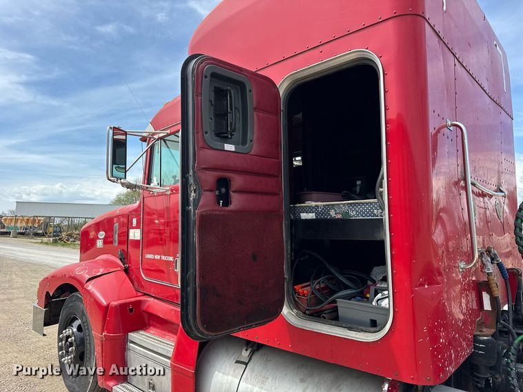 image for item DH9932 1999 Peterbilt 377 semi truck