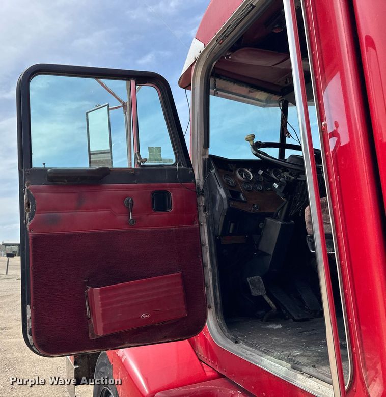 image for item DH9932 1999 Peterbilt 377 semi truck