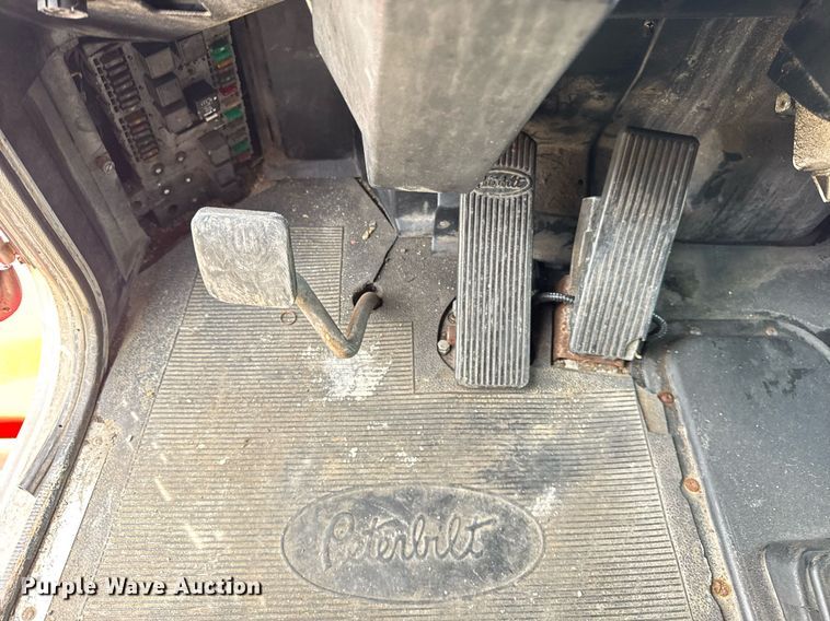 image for item DH9932 1999 Peterbilt 377 semi truck