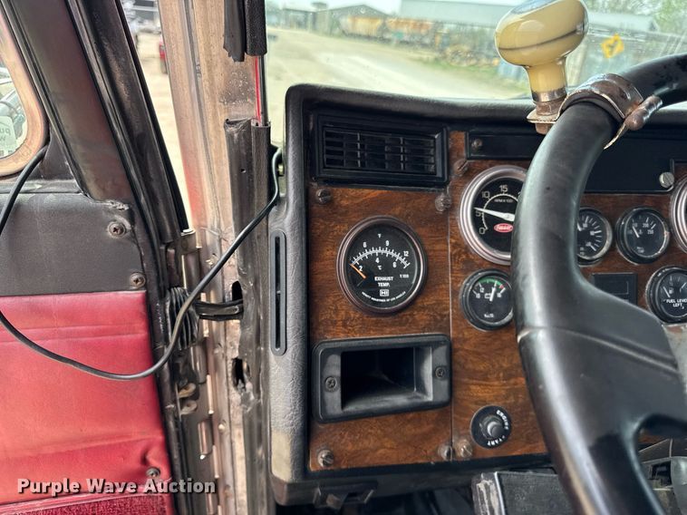 image for item DH9932 1999 Peterbilt 377 semi truck