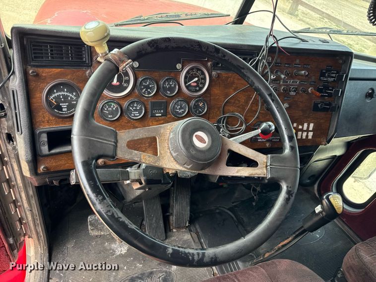 image for item DH9932 1999 Peterbilt 377 semi truck