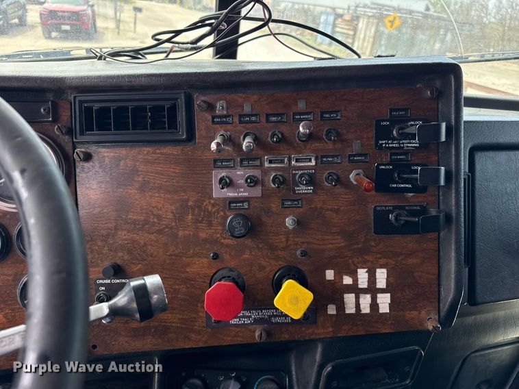 image for item DH9932 1999 Peterbilt 377 semi truck