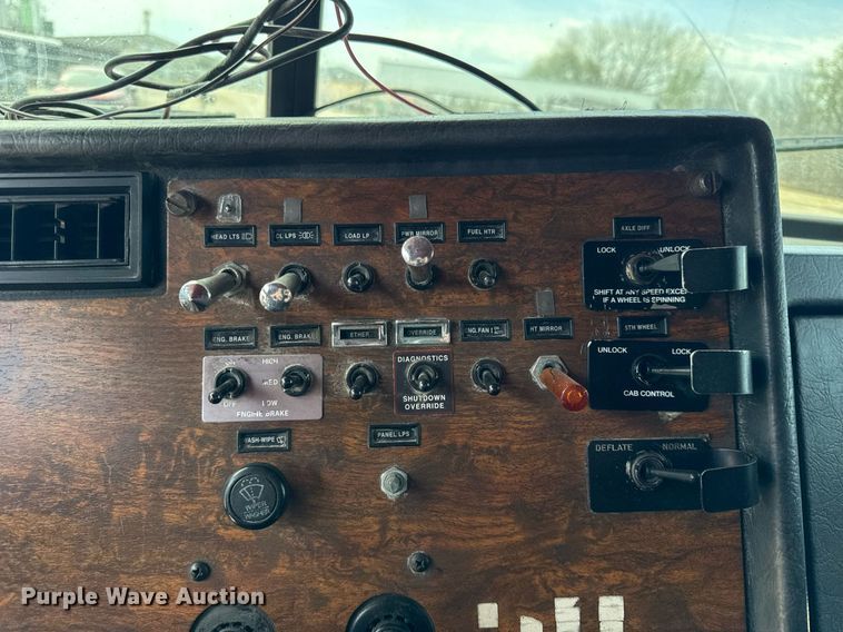 image for item DH9932 1999 Peterbilt 377 semi truck