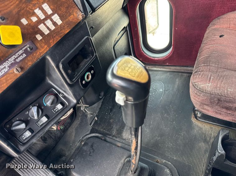 image for item DH9932 1999 Peterbilt 377 semi truck