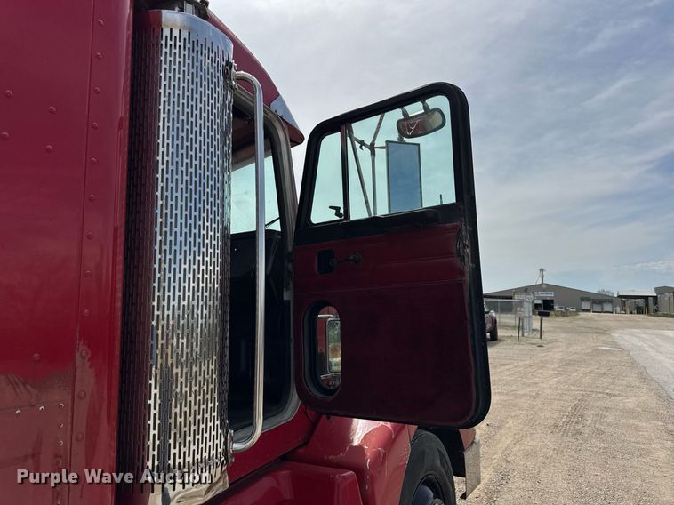 image for item DH9932 1999 Peterbilt 377 semi truck