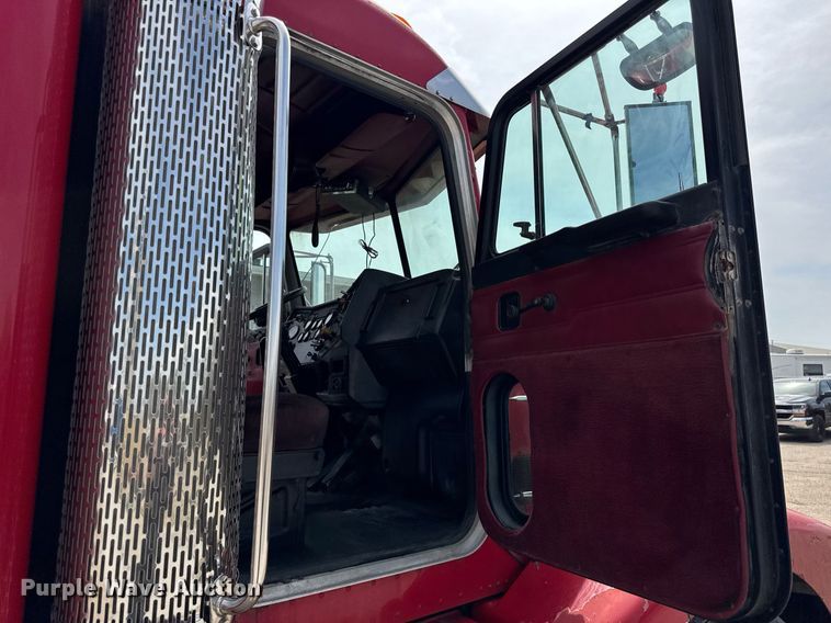 image for item DH9932 1999 Peterbilt 377 semi truck