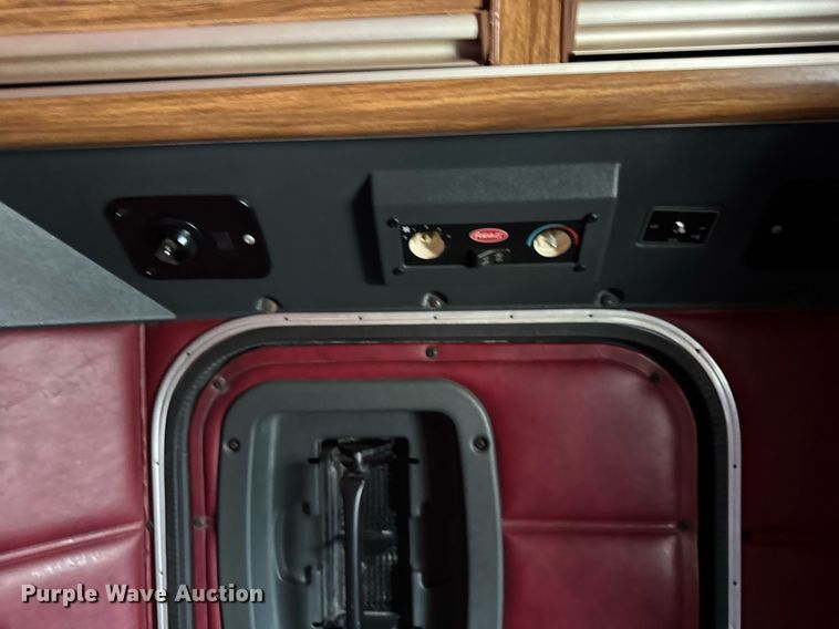 image for item DH9932 1999 Peterbilt 377 semi truck