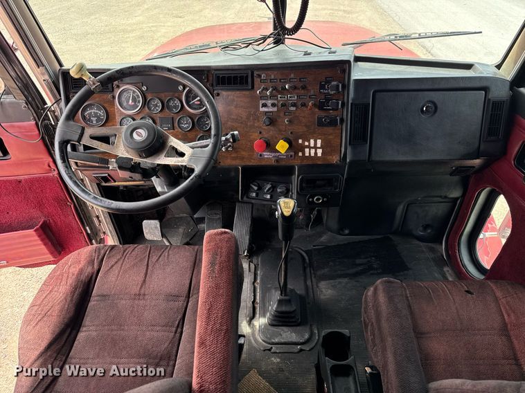 image for item DH9932 1999 Peterbilt 377 semi truck