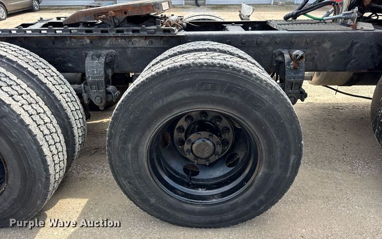 image for item DH9932 1999 Peterbilt 377 semi truck