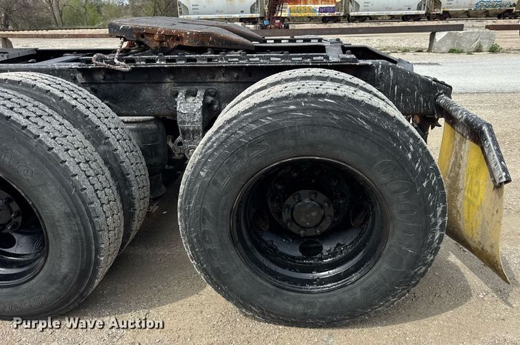 image for item DH9932 1999 Peterbilt 377 semi truck