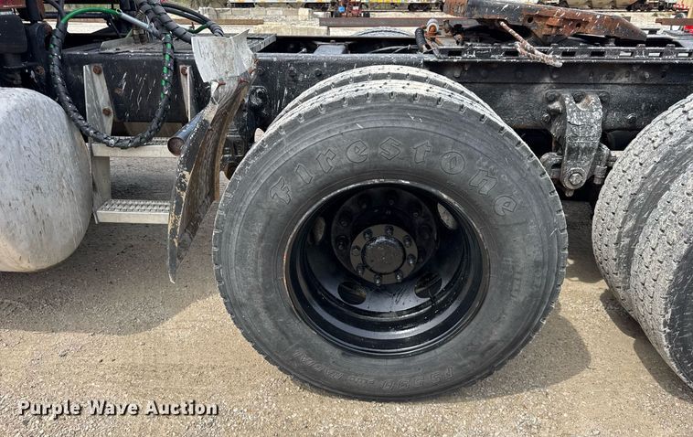 image for item DH9932 1999 Peterbilt 377 semi truck