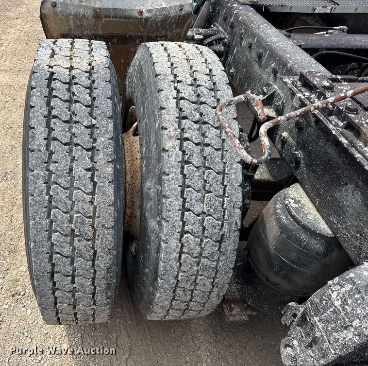 image for item DH9932 1999 Peterbilt 377 semi truck