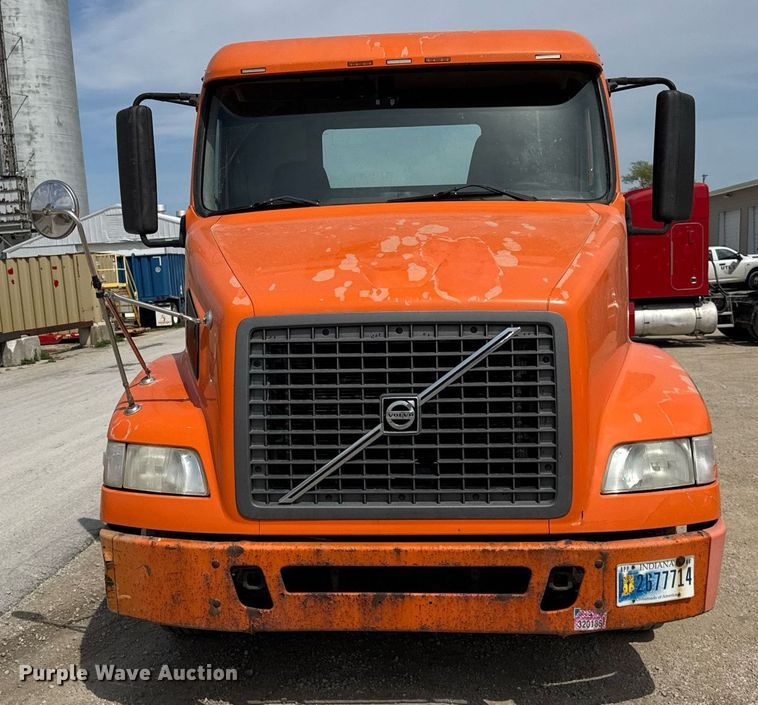 image for item DH9933 2009 Volvo VN semi truck
