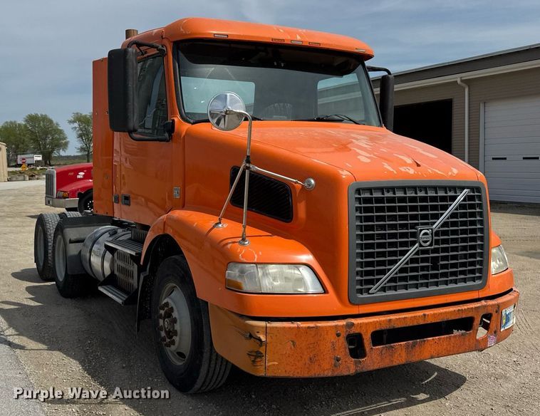 image for item DH9933 2009 Volvo VN semi truck