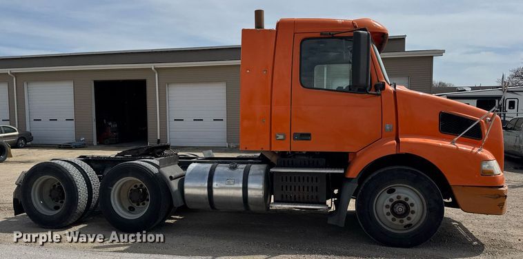 image for item DH9933 2009 Volvo VN semi truck