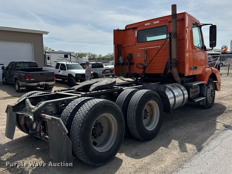 image for item DH9933 2009 Volvo VN semi truck