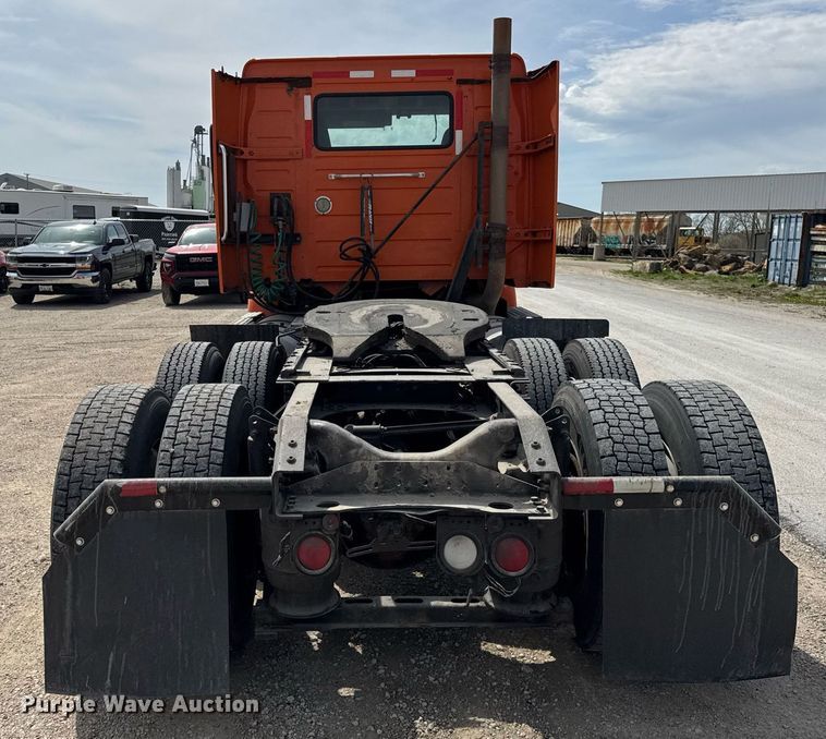 image for item DH9933 2009 Volvo VN semi truck