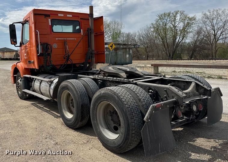 image for item DH9933 2009 Volvo VN semi truck
