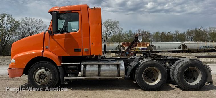 image for item DH9933 2009 Volvo VN semi truck