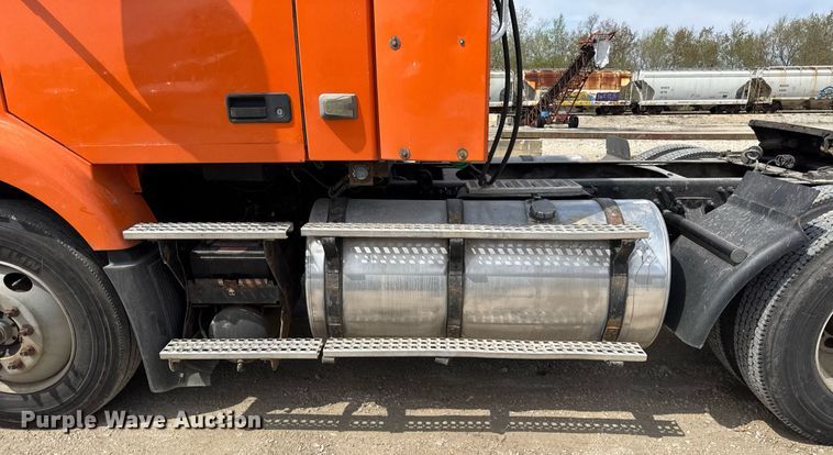 image for item DH9933 2009 Volvo VN semi truck