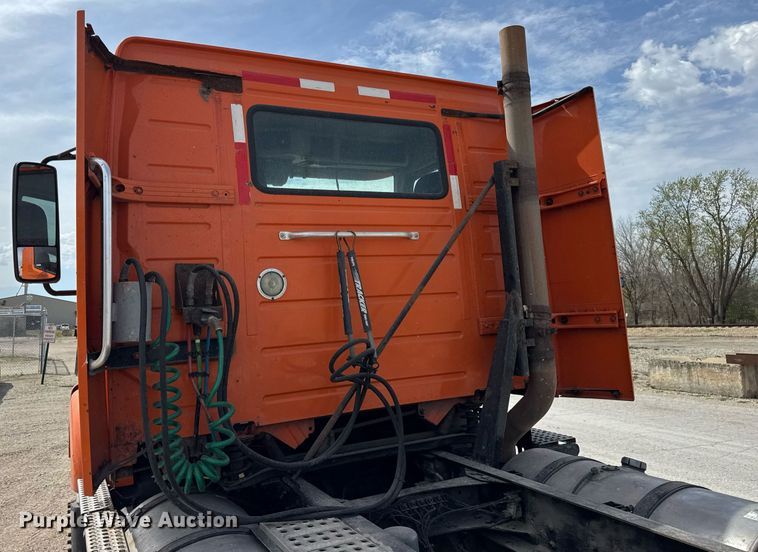 image for item DH9933 2009 Volvo VN semi truck