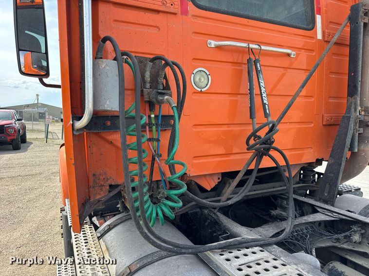 image for item DH9933 2009 Volvo VN semi truck