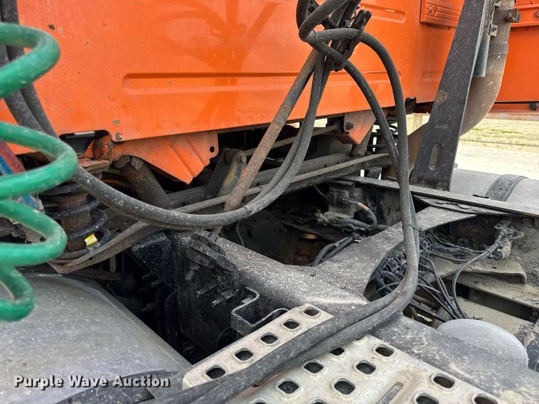 image for item DH9933 2009 Volvo VN semi truck