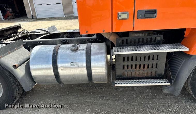 image for item DH9933 2009 Volvo VN semi truck