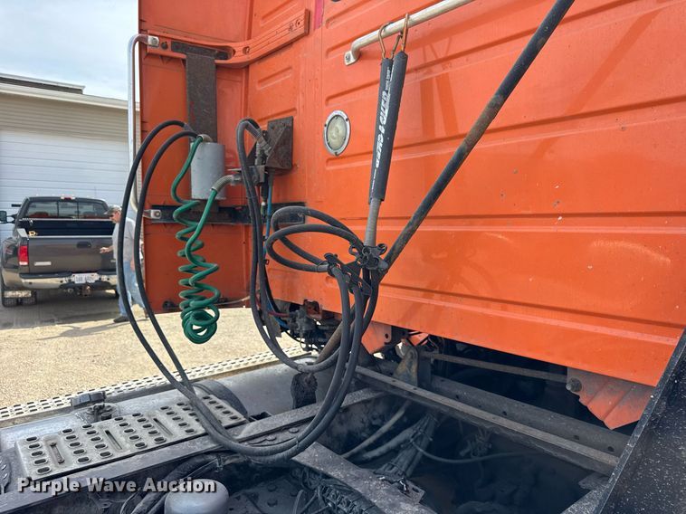 image for item DH9933 2009 Volvo VN semi truck