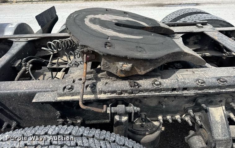 image for item DH9933 2009 Volvo VN semi truck