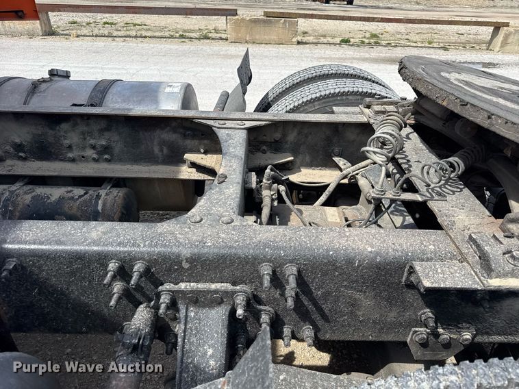 image for item DH9933 2009 Volvo VN semi truck